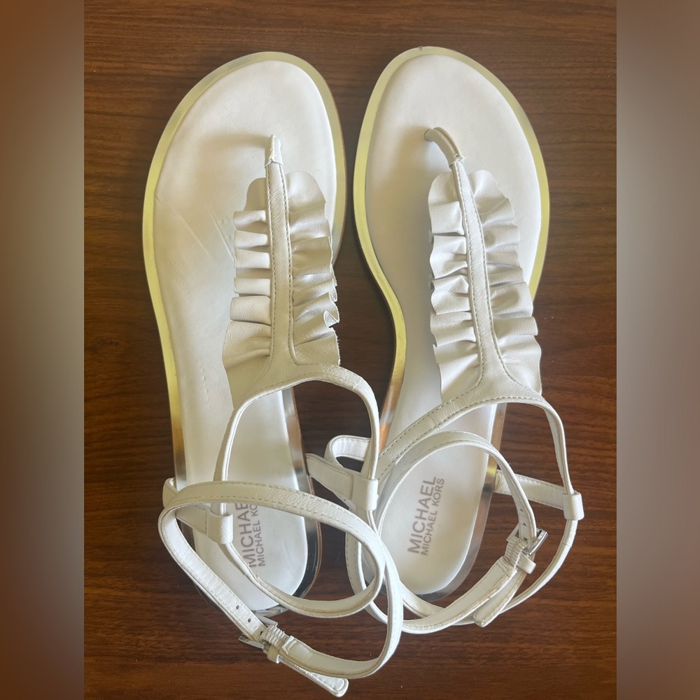 While Micheal Kors Ruffle Flat Sandals Women’s Size 8.5